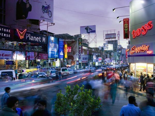Mg Road One Hotel Bangalore Buitenkant foto